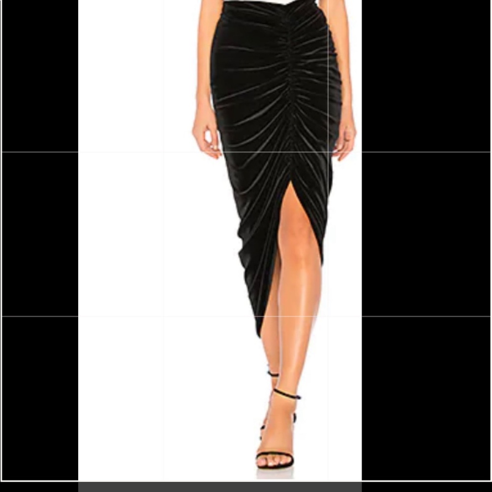 Black Skirt creates small Waistline